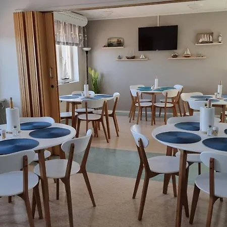 Vanha-merivartioasema Hotel *